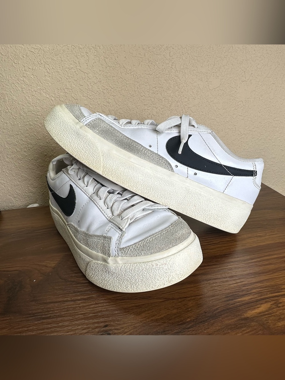 Nike Blazer Low Platform White Black Sneaker DJ0292-101 Women's Size 7.5